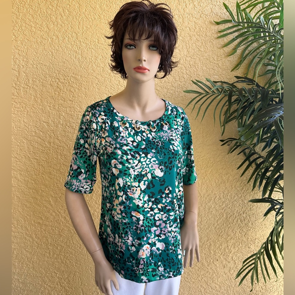Notations design green print top with silver rivet accent - Picture 2 of 9